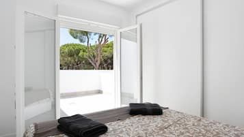 4 bedrooms, iron/ironing board, free WiFi, bed sheets