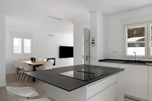 Refrigerador, microondas, horno, placa de cocina