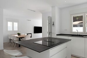 Kylskåp, mikrovågsugn, ugn och spishäll