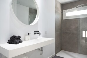 Shower, hair dryer, towels - Villa 'Santa Clara 21a' with Private Pool, Wi-Fi and Air Conditioning (Chiclana de la Frontera)