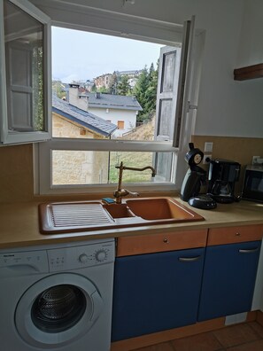 Kjøleskap, mikrobølgeovn, ovn og kokeplater