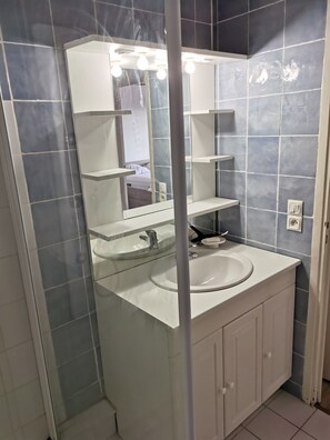 Shower - Holiday Apartment "Foun Vive" with Balcony and Mountain View (Font-Romeu-Odeillo-Via)