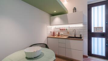 Jääkaappi, mikroaaltouuni, uuni, liesi