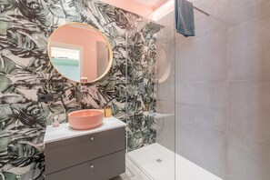 Ducha, artículos de tocador gratuitos, secador de pelo, toallas