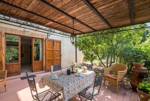 Outdoor dining - Holiday Home 'Ocabianca' with Private Terrace, Wi-Fi and Air Conditioning (Casole d'Elsa)