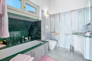 Bathtub, hair dryer, towels - Holiday Home "Villa Maryna" with Sea View, Private Terrace, Pool and Wi-Fi (Olbia)