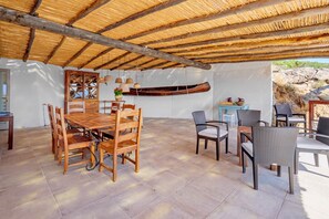Outdoor dining - Holiday Home "Villa Maryna" with Sea View, Private Terrace, Pool and Wi-Fi (Olbia)