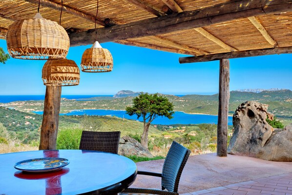 Outdoor dining - Holiday Home 'Bellavista' with Sea View, Private Terrace, Wi-Fi & A/C (Olbia)