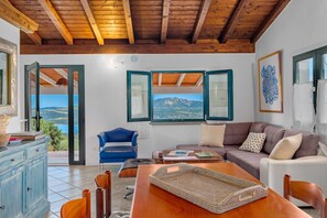 TV - Holiday Home 'Bellavista' with Sea View, Private Terrace, Wi-Fi & A/C (Olbia)