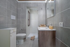 Badewanne, Haartrockner, Handtücher