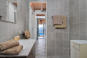 Badewanne, Haartrockner, Handtücher