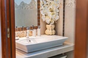 Een douche, een haardroger, handdoeken