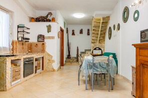 Fridge, microwave, oven, stovetop - Villa 'Alice' with Private Terrace, Wi-Fi and Air Conditioning (Villasimius)