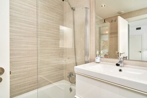 Bañera, secador de pelo, toallas