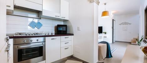 Kühlschrank, Mikrowelle, Ofen, Herdplatte