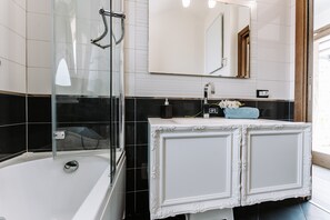 Baignoire, articles de toilette gratuits, sèche-cheveux