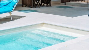 A swimming pool with a blue towel and a lounge chair, surrounded by a tiled deck. - Villa 'Delle Viole' with Private Pool, Wi-Fi and Air Conditioning (Quartu Sant'elena)