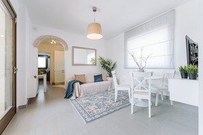 Een televisie en een tafeltennistafel