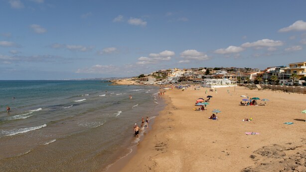 A beach with people, umbrellas, and buildings in the background. - Holiday Apartment "Samuel Beach Con Patio E Veranda" with 2 Private Terraces & Wi-Fi (Cava D'Aliga)