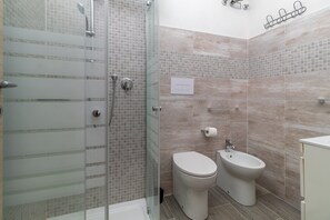 Dusche, Haartrockner, Handtücher