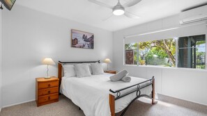 3 bedrooms, iron/ironing board, free WiFi, bed sheets - Coastal Palms Hideaway (BONGAREE)