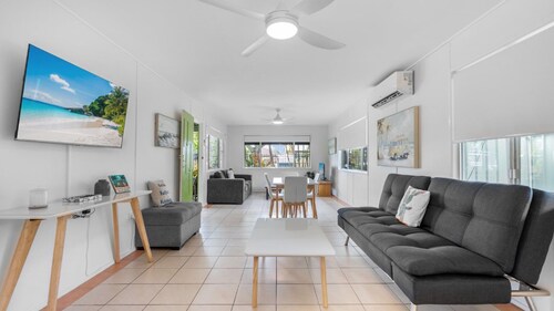 Coastal Palms Hideaway