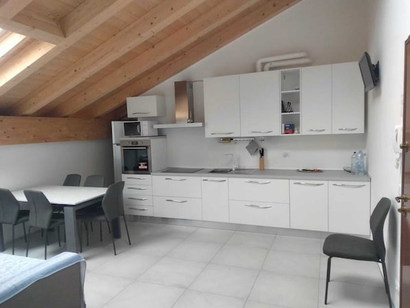 Frigorifero, microonde, forno, piano cottura