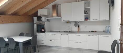 Jääkaappi, mikroaaltouuni, uuni, liesi