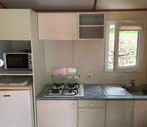 Frigorífico, microondas, placa de cocina y cafetera o tetera