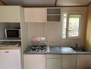 Frigorífico, microondas, placa de cocina y cafetera o tetera