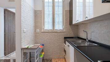 Jääkaappi, mikroaaltouuni, uuni, liesi