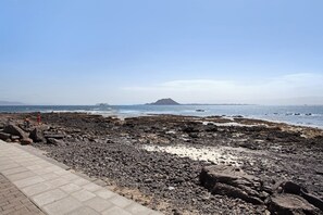 Una spiaggia nelle vicinanze