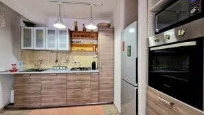 Frigorifero, microonde, forno, piano cottura