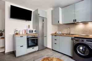 Fridge, microwave, oven, stovetop