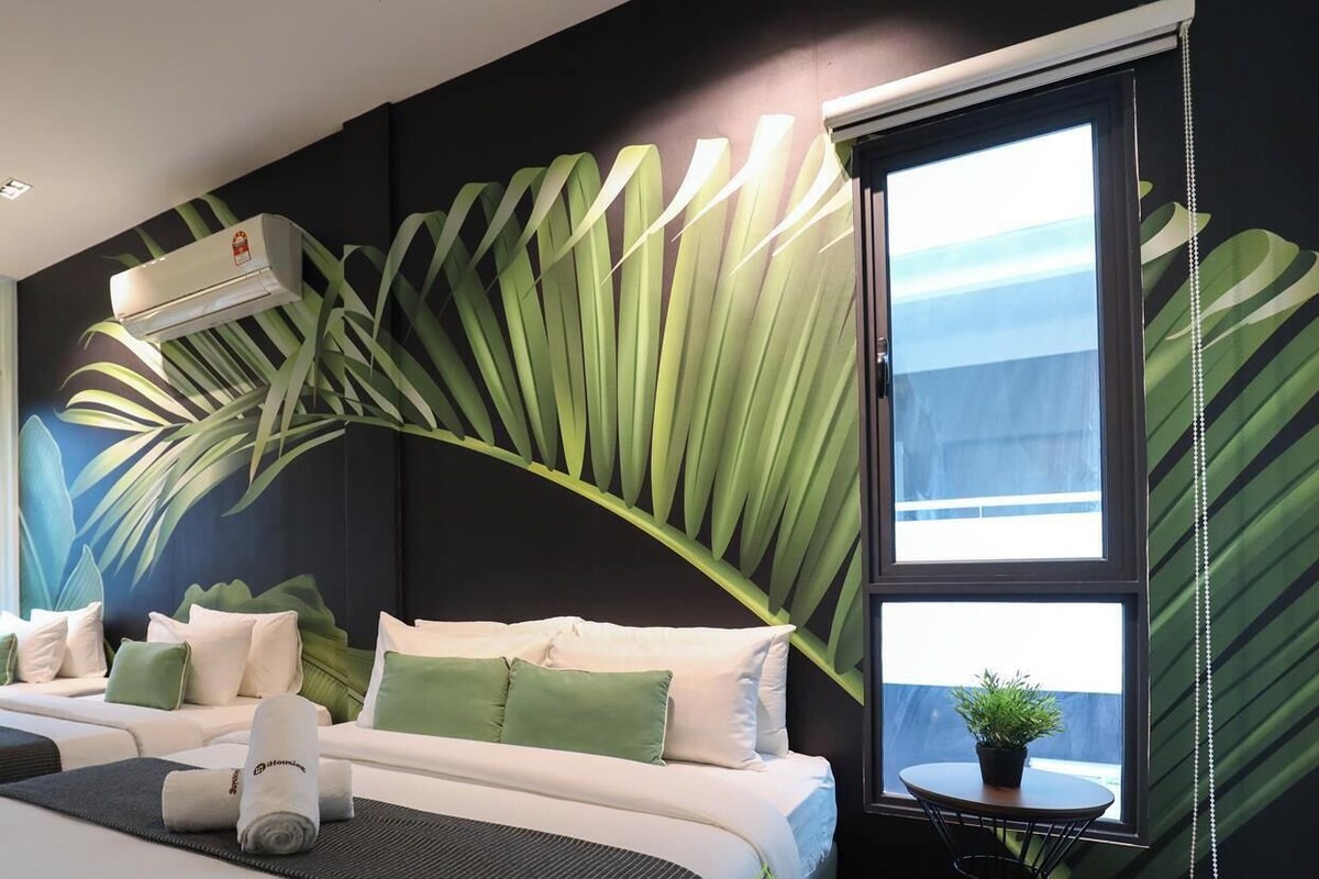Habitación cuádruple Deluxe | Ropa de cama de alta calidad y tabla de planchar con plancha 
