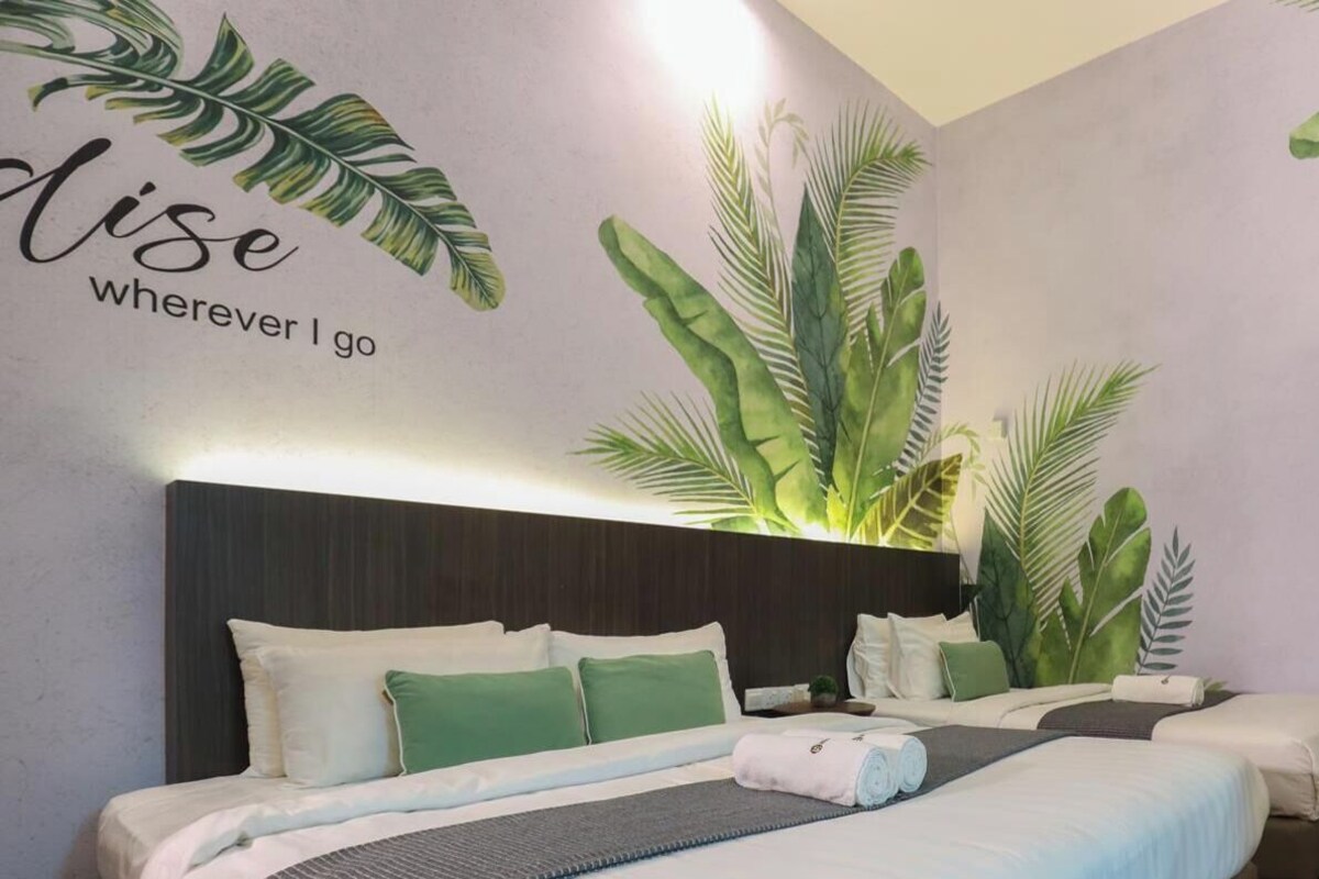 Habitación triple básica | Ropa de cama de alta calidad y tabla de planchar con plancha 