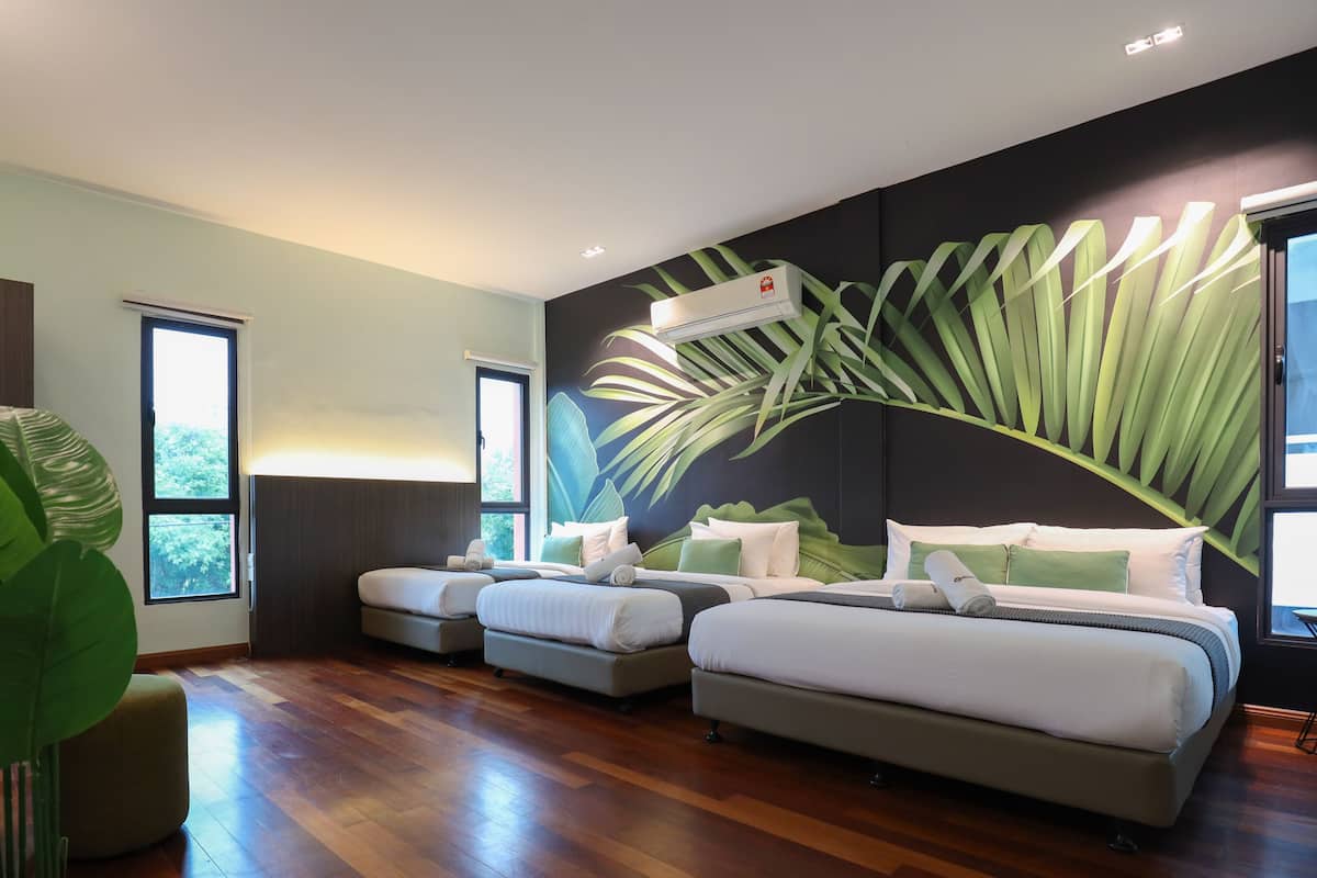 Deluxe vierpersoonskamer | Luxe beddengoed, een strijkplank/strijkijzer, gratis wifi, beddengoed