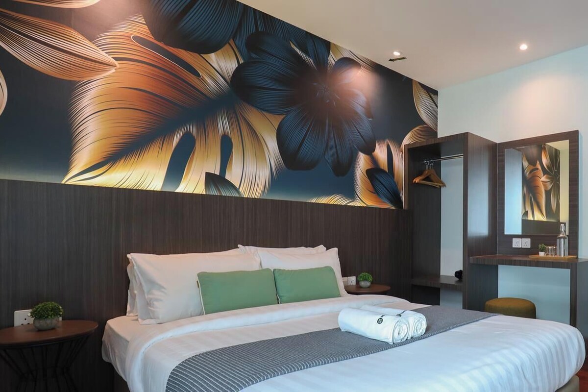 Habitación básica | Ropa de cama de alta calidad y tabla de planchar con plancha 
