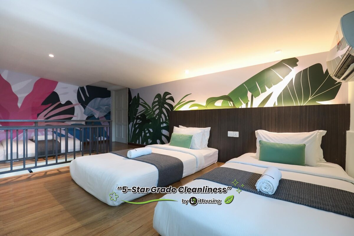 Habitación cuádruple estándar | Ropa de cama de alta calidad y tabla de planchar con plancha 