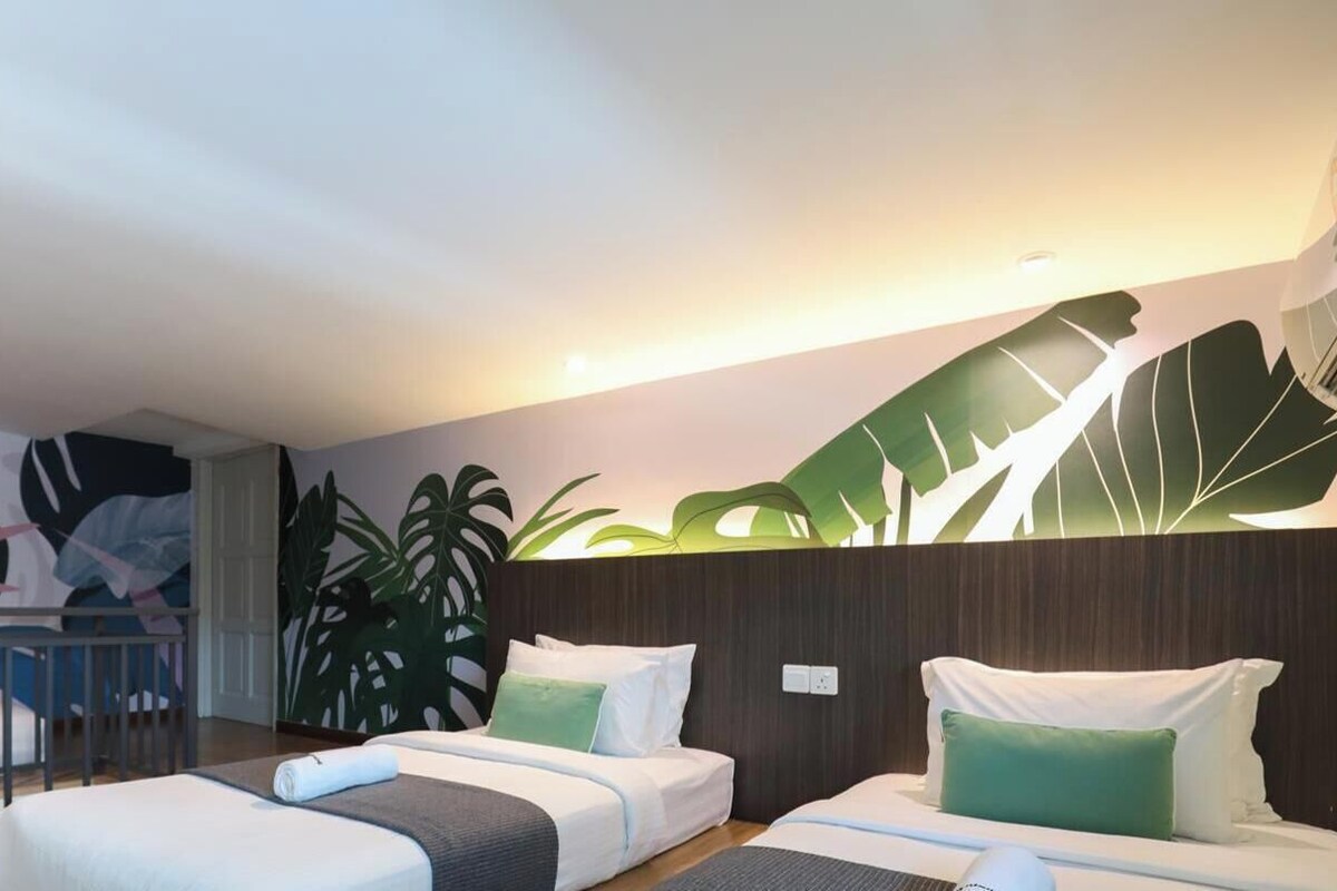 Habitación cuádruple estándar | Ropa de cama de alta calidad y tabla de planchar con plancha 