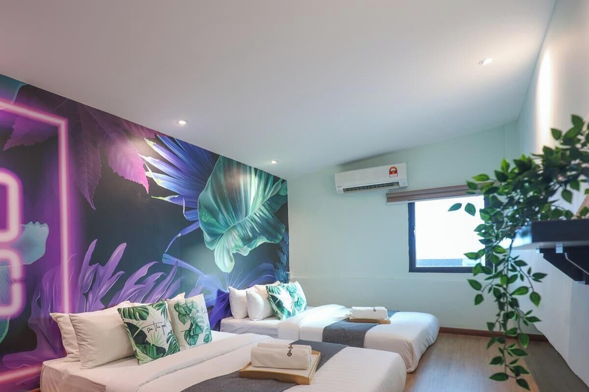 Habitación superior | Ropa de cama de alta calidad y tabla de planchar con plancha 