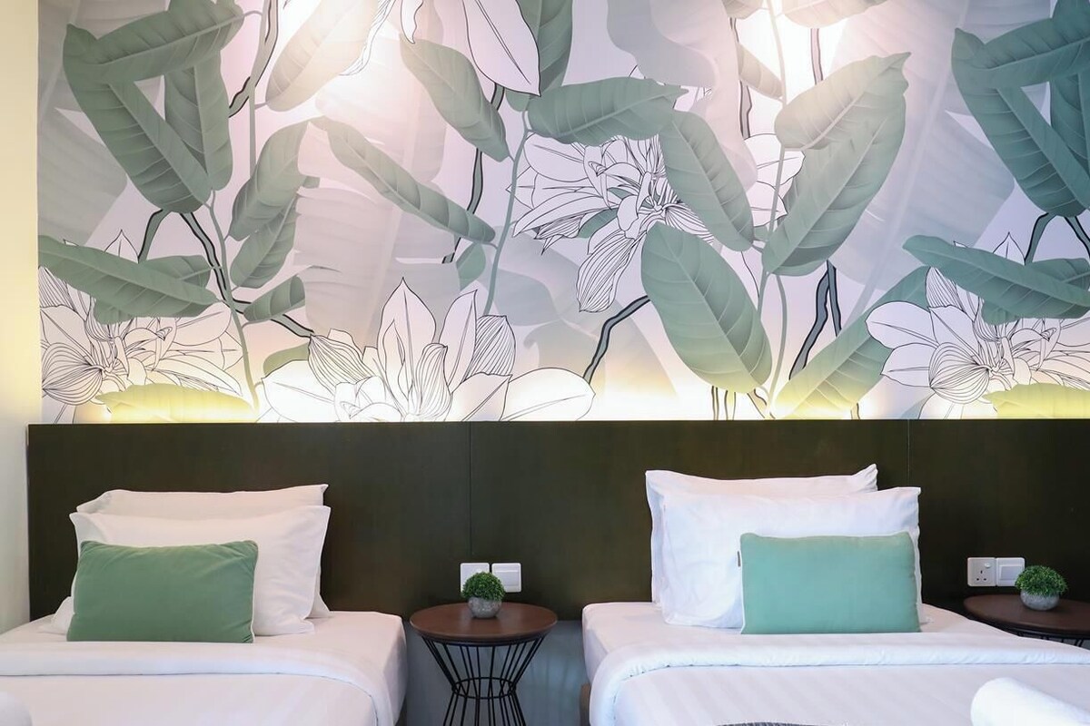 Habitación estándar | Ropa de cama de alta calidad y tabla de planchar con plancha 