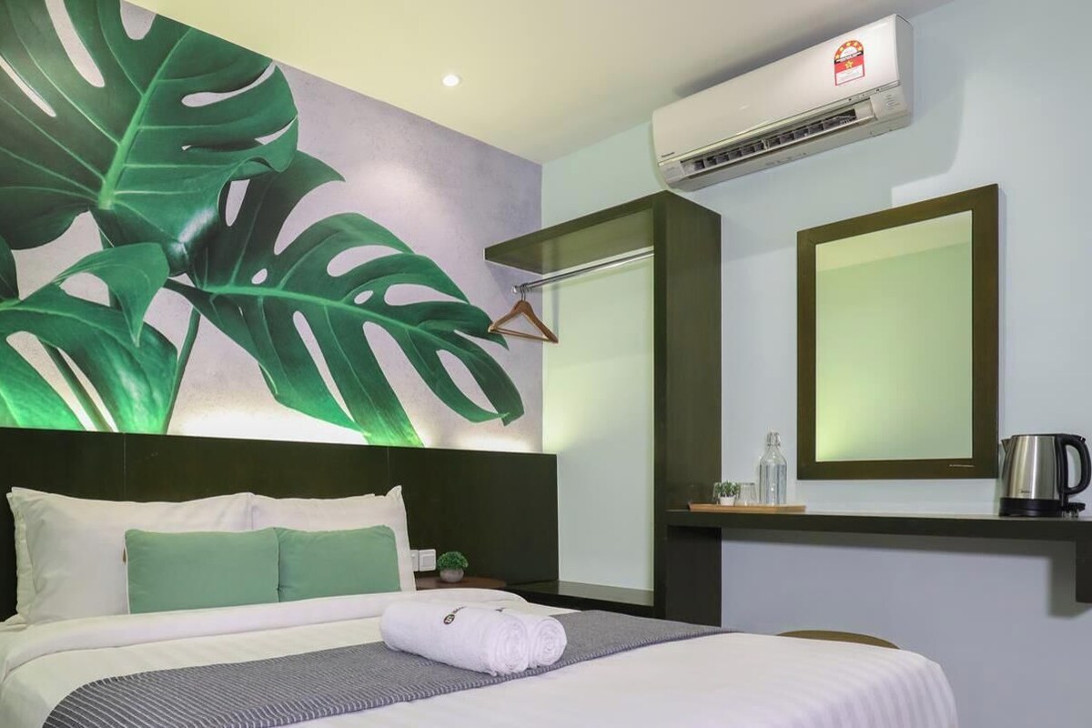 Habitación doble económica | Ropa de cama de alta calidad y tabla de planchar con plancha 