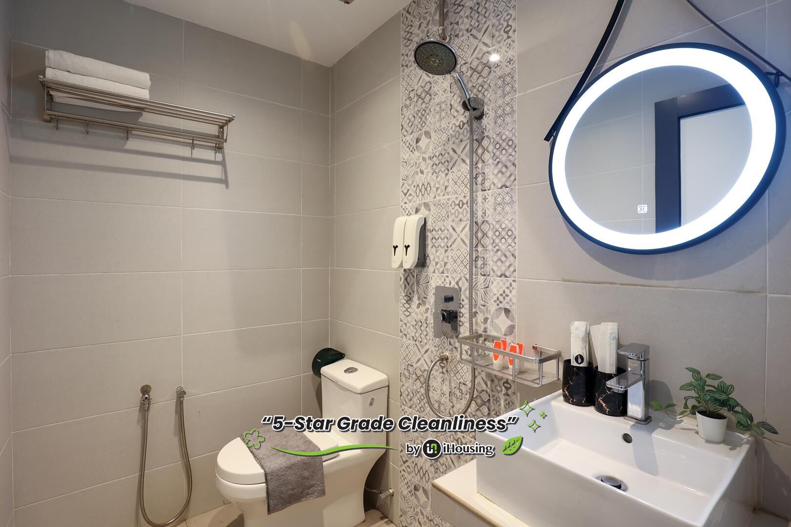 Habitación estándar | Baño | Ducha, cabezal de ducha tipo lluvia, secador de pelo y bidé