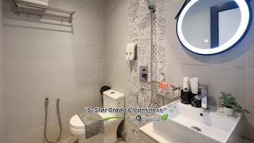Habitación estándar | Baño | Ducha, cabezal de ducha tipo lluvia, secador de pelo y bidé