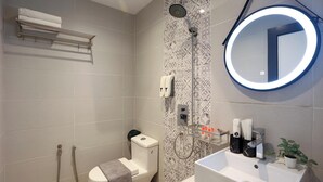Standard Room | Bathroom | Shower, rainfall showerhead, hair dryer, bidet - Trevor Hotel by I Housing (Malacca City)