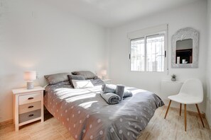 3 chambres, fer et planche à repasser, Wi-Fi gratuit, draps fournis