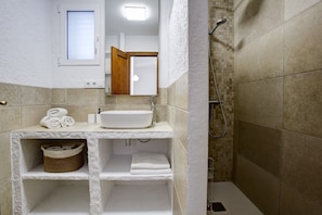 Bathtub, hair dryer, towels - Holiday Home 'Historia' with Private Pool, Private Terrace and Wi-Fi (Denia)