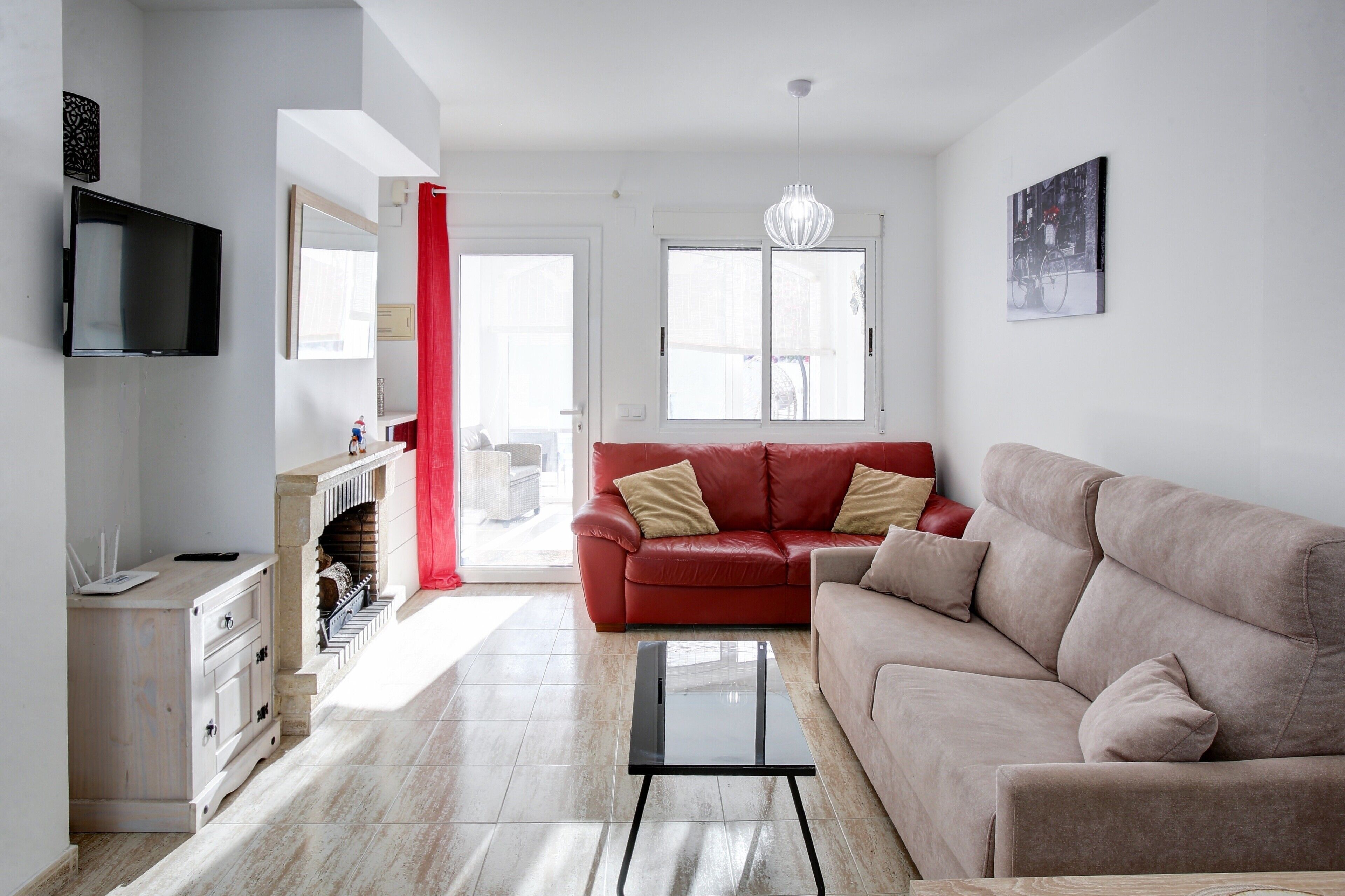 Televisión y chimenea 