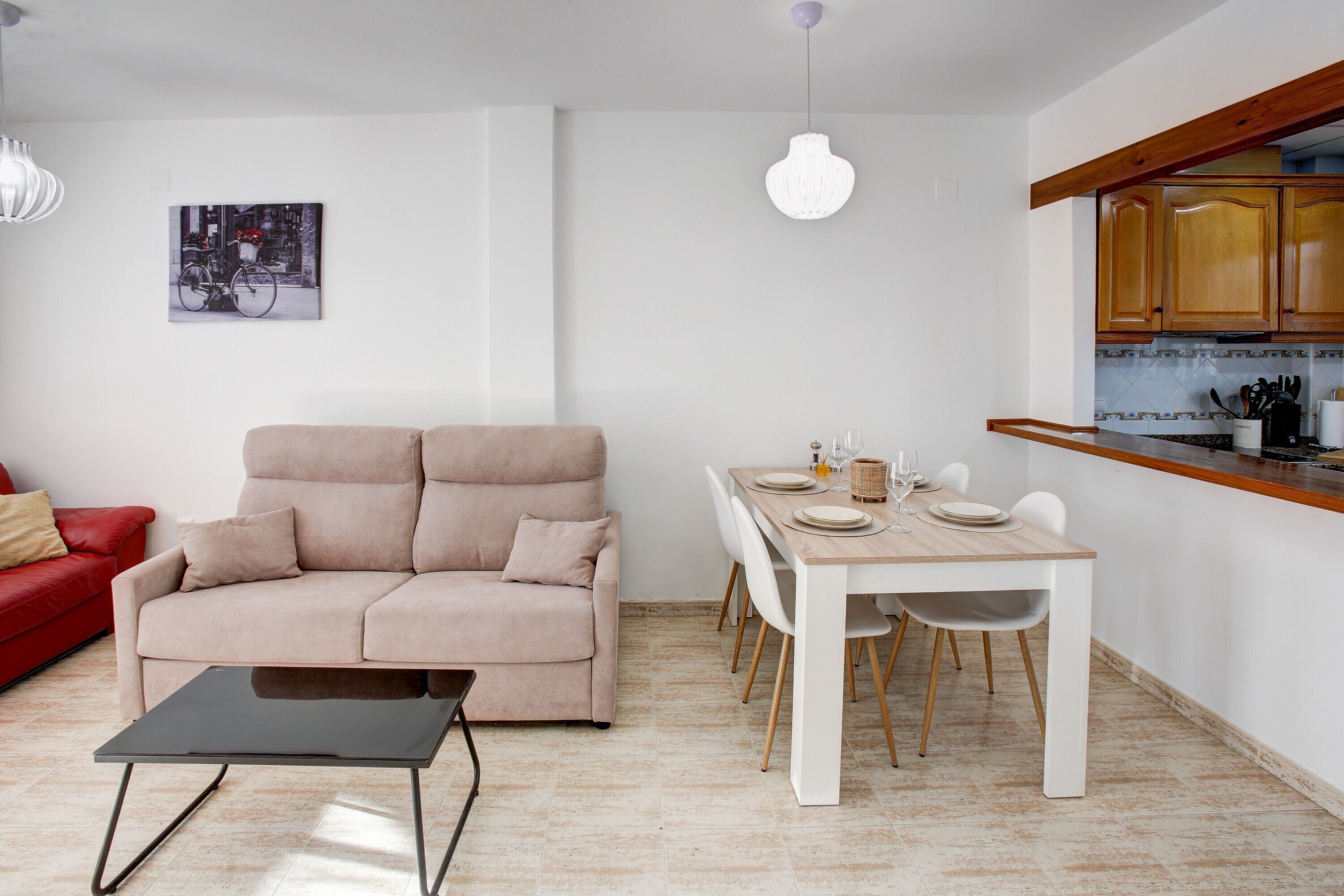 Una televisión, una chimenea